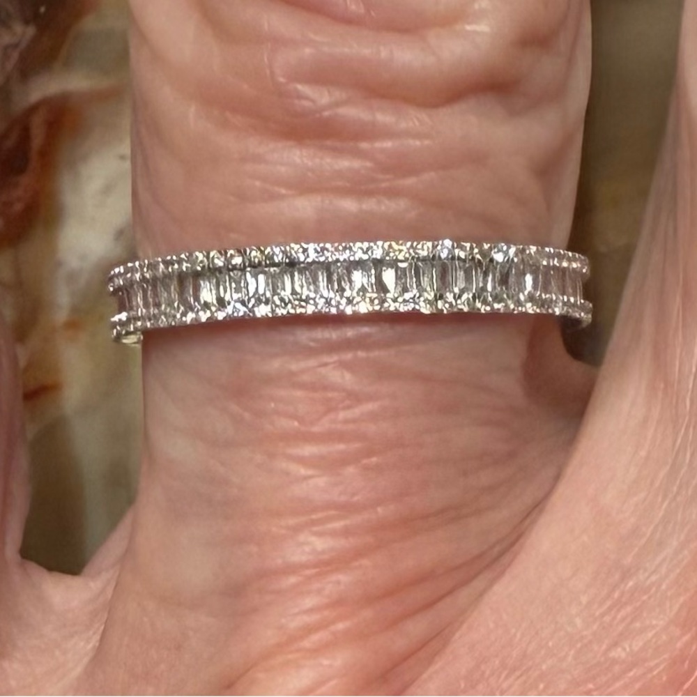 Stunning 14k white gold diamond eternity band ring